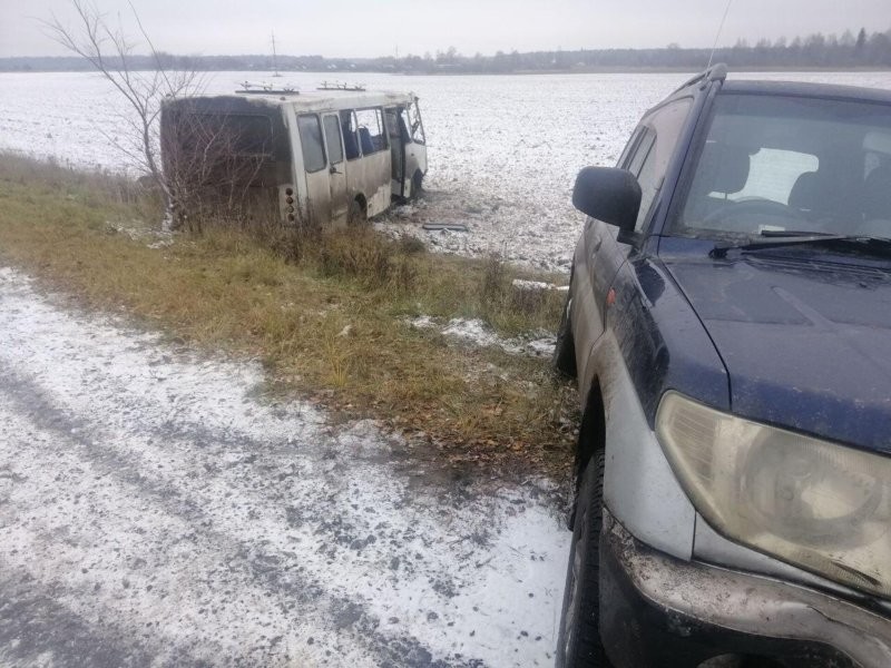 Авария дня. В Ивановской области водитель при обгоне отправил автобус в кювет