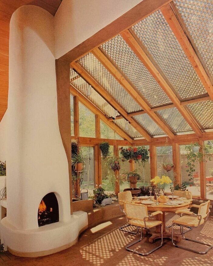 10. Подвесные растения, плетеная мебель, сетки на окнах. Из книги по декору The Los Angeles Times California Home Book, 1982 год