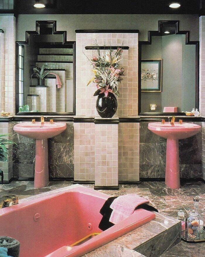25. Ванная комната в розовом цвете фламинго. Это истинные 80-е