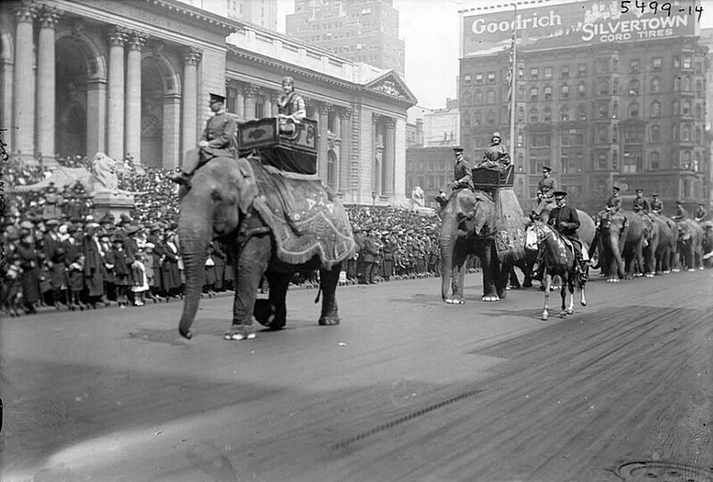 Братья Ринглинг и цирк Барнума и Бейли приняли участие в параде в пользу Фонда бесплатного молока для младенцев. 21 апреля 1923 года