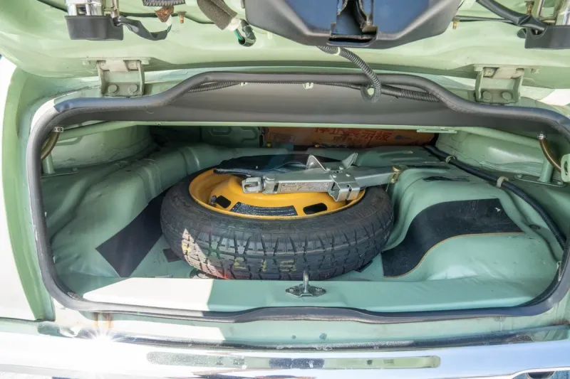 В багажник ничего особо не положишь. По японской традиции запасное колесо - докатка, она-же "банан"