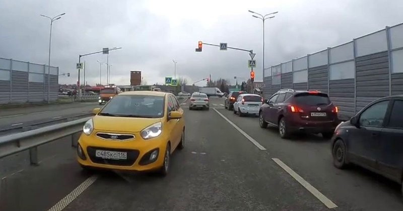 Автомобилистка на маленькой жёлтенькой машинке очутилась на встречной полосе