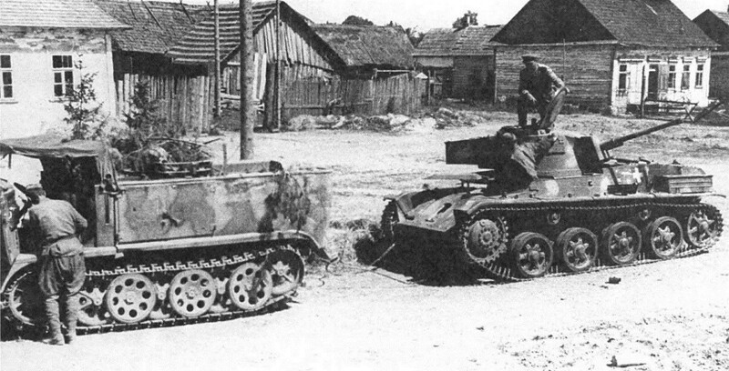 Бойцы 18-й армии РККА готовят к буксировке захваченный венгерский танк 38.M «Toldi II». В качестве тягача используется трофейный легкий полугусеничный артиллерийский тягач вермахта Sd. Kfz. 11. Август 1944 года