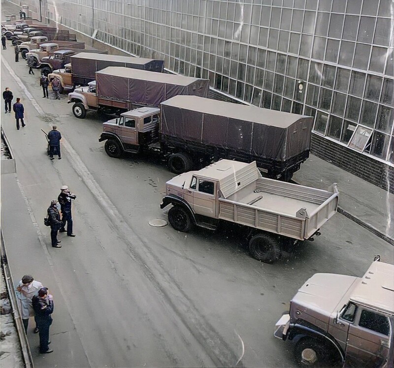 Выставка автомобилей на ЗиЛе по случаю визита на завод Л.И.Брежнева, 30 апреля 1976 года