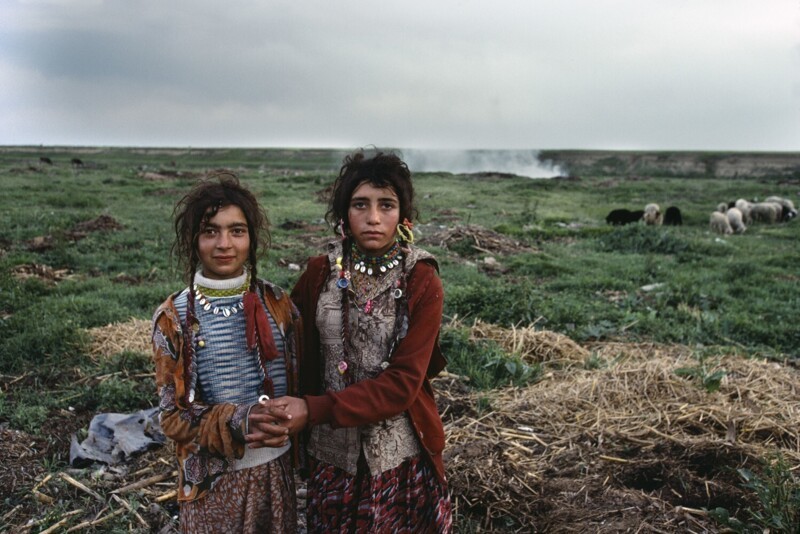  Румыния, две цыганки. 1992 год. Фотограф Бруно Барби