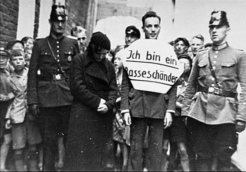 Немецкий мужчина обвиненный в связи с еврейской женщиной. Надпись - "Я - осквернитель расы". Германия, 1935 год