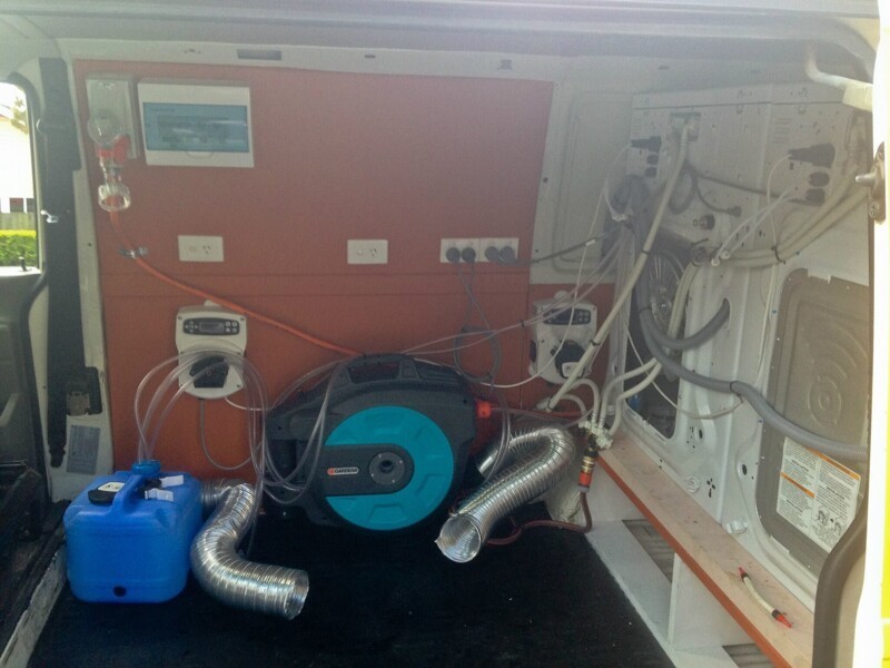 Были установлены две стиральные машины с насосами для удаления сточных вод и подачи моющих средств
