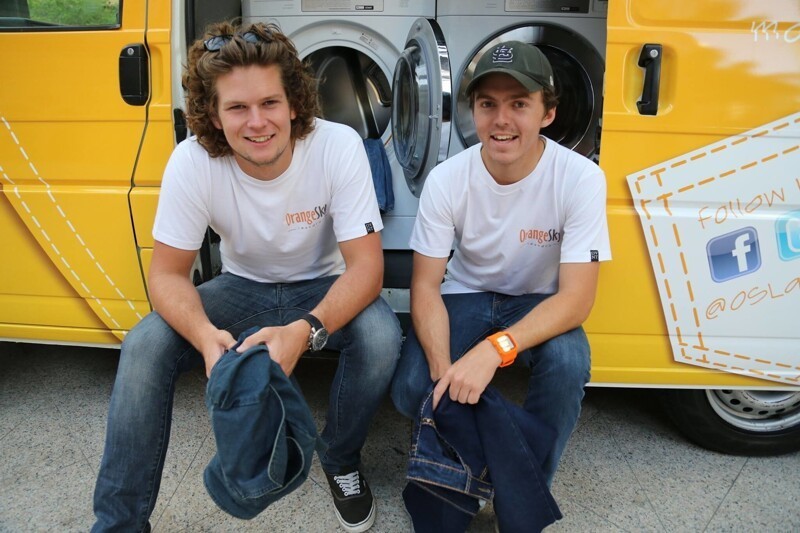 20-летние жители Брисбена Лукас Пэтчетт и Николас Маркези создали некоммерческую организацию, купили фургон и оборудовали в нем мобильную прачечную для бездомных