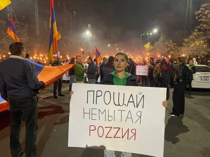 В Ереване проходило масштабное факельное шествие с лозунгом «Прощай, немытая Россия!»