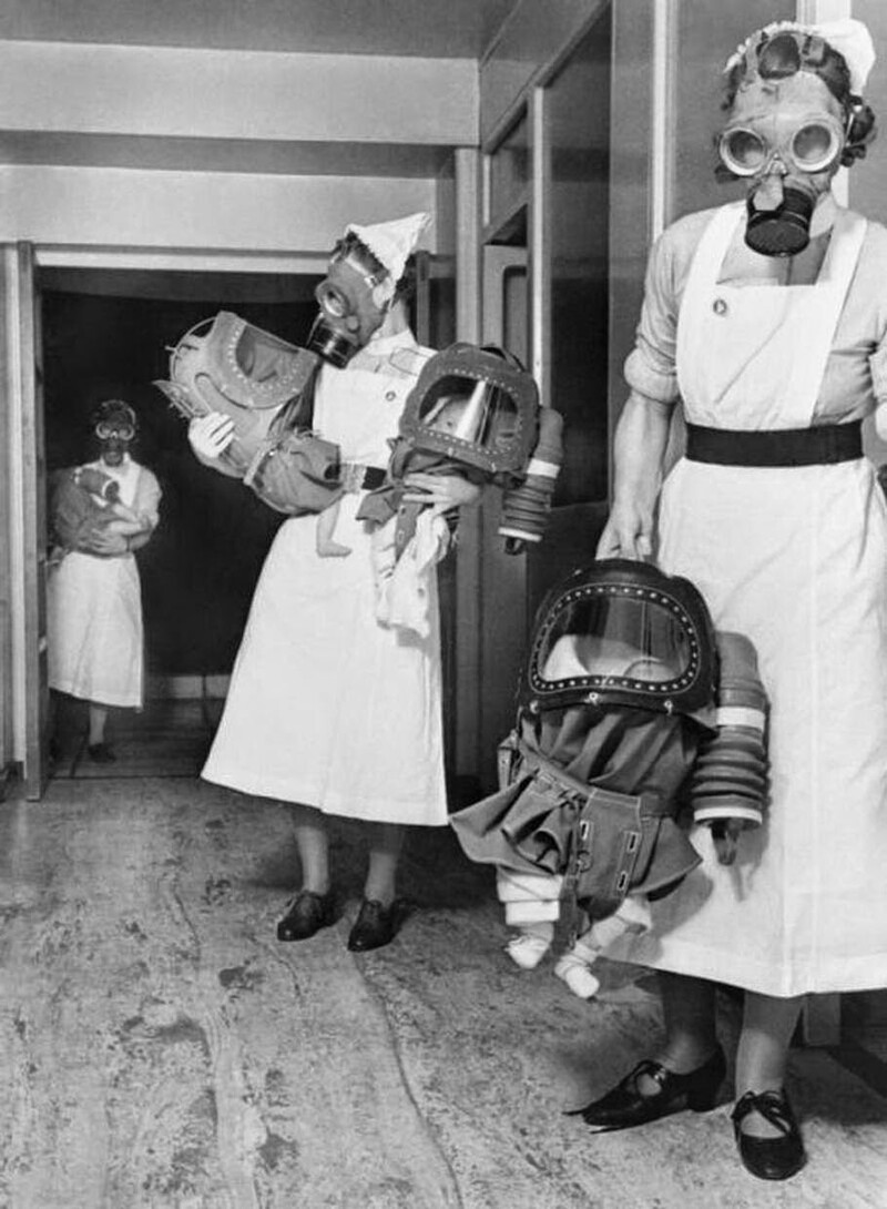 Испытания детских противогазов в больнице в Англии, 1940 год