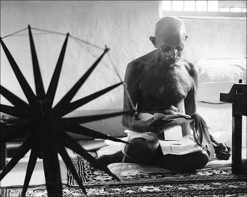 Портрет Махатмы Ганди, сделанный первой женщиной-фотографом журнала Life, Маргарет Бурк-Уайт, 1946 год
