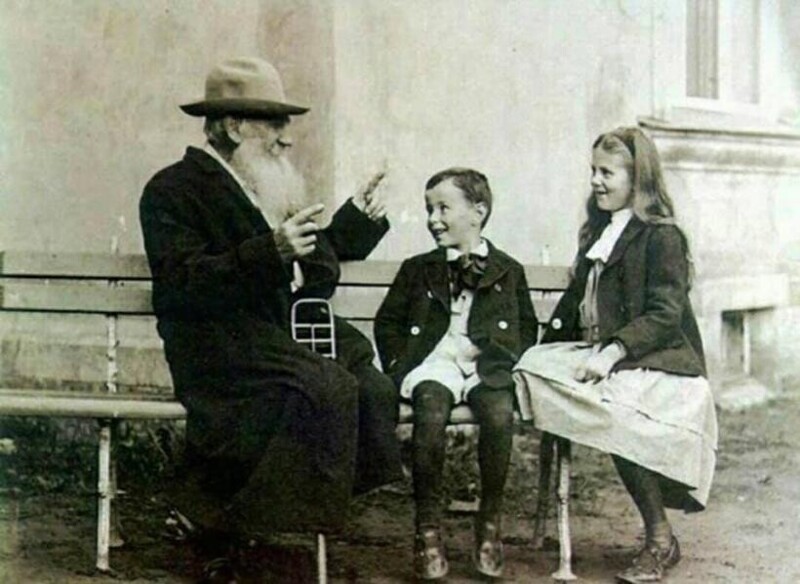 Лев Толстой с внуками, 1909 год
