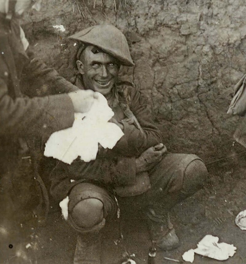 Контуженный британский солдат в окопе, 1916-1918 годы