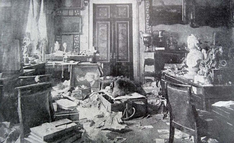Разгромленный кабинет российского императора Николая II в Зимнем дворце. 1917 год