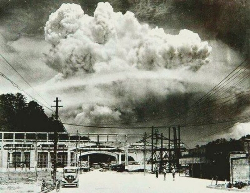 Нагасаки через 20 минут после взрыва атомной бомбы, 1945 год