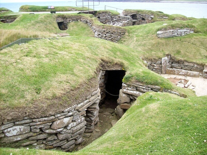 В 1850 году фермер нашел секретную деревню, более древнюю, чем великие пирамиды Египта: Скара-Брей, также известную как “шотландские Помпеи”. По оценкам археологов, в деревне проживало от 50 до 100 человек. Дома были соединены друг с другом туннелями