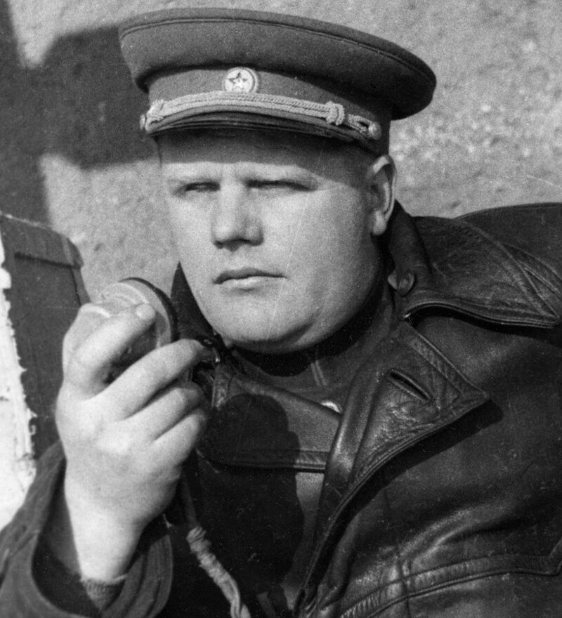 Как будущий советский лётчик выжил благодаря дверной обивке из лошадиной шкуры