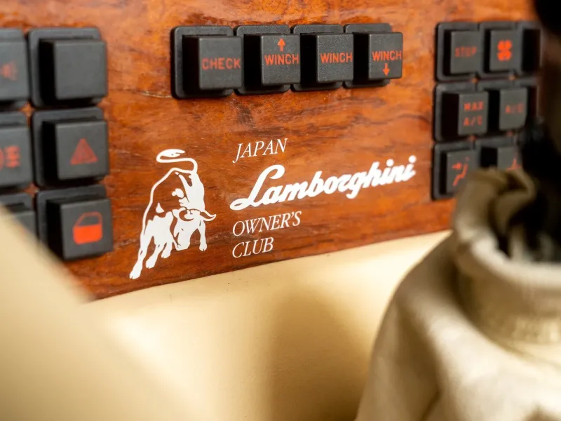 Внедорожник Lamborghini LM002 был законодателем моды, и этот экземпляр 1991 года выставлен на продажу