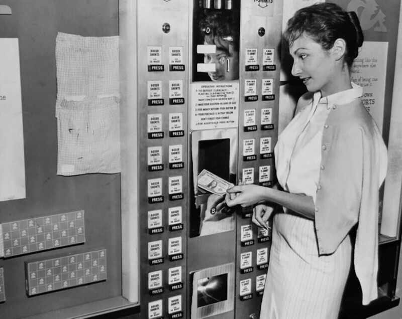 Автомат по продаже мужских трусов за 97 центов. США, 1960 год