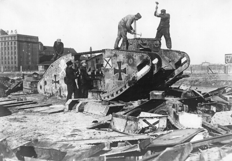 Рабочие разбирают захваченный английский танк. Берлин. Веймарская республика. 1919 год