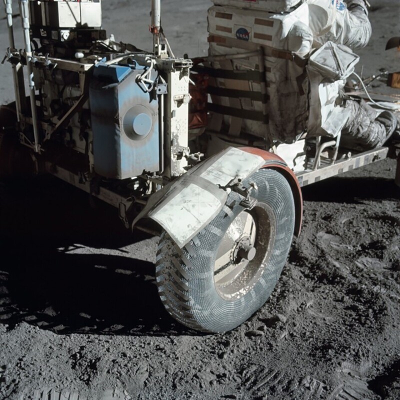 Лунный ровер Apollo 17, в котором была применена революционная технология ремонта крыла скотчем. Луна, 1972 год