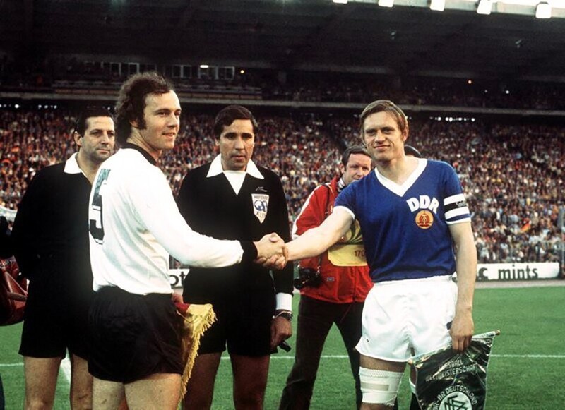 Капитаны команд: ФРГ (Франц Беккенбауэр) и ГДР (Бернд Бранш) — перед матчем во время ЧМ. Гамбург, 22 июня 1974 года