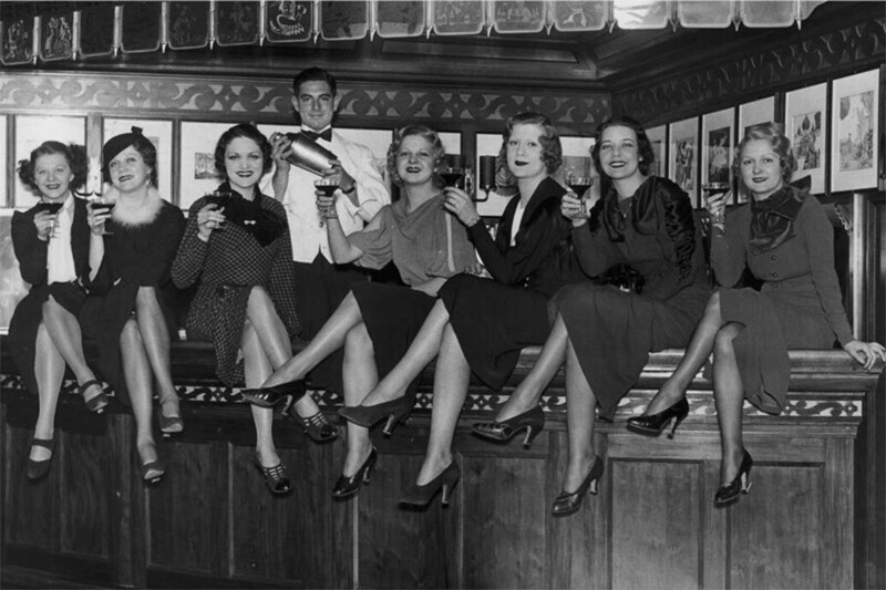 Алкогольная вечеринка на борту роскошного лайнера SS Manhattan у побережья Нью-Йорка, 5 декабря 1933 года.