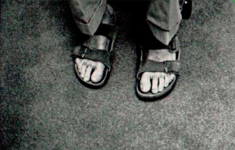 Старые сандалии основателя Apple продали с аукциона за 218 тысяч долларов