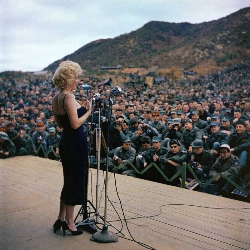 Мэрилин Монро выступает для американских солдат во время войны в Корее, 1954 год