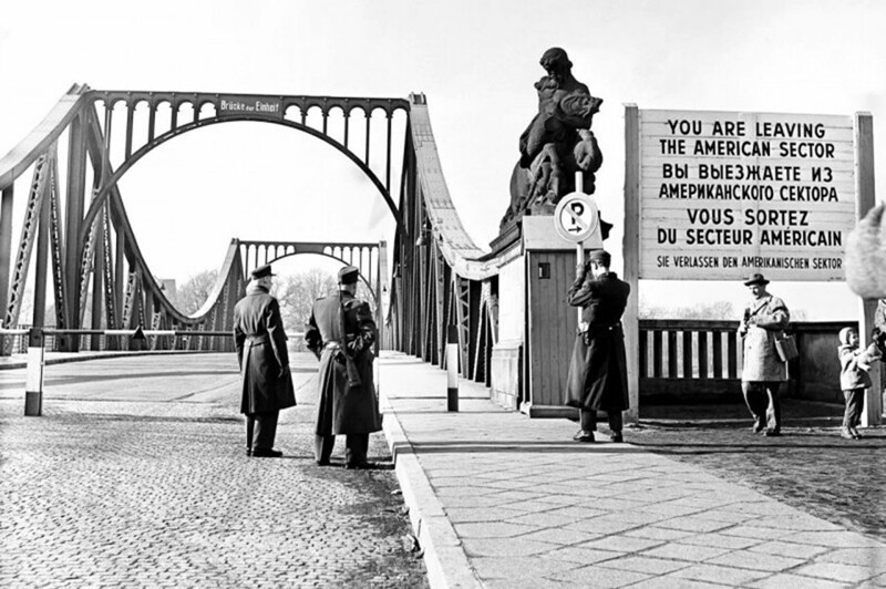 Глиникский мост, где происходил обмен советского разведчика Рудольфа Абеля на американского пилота Френсиса Пауэрса, Берлин, 1962 год