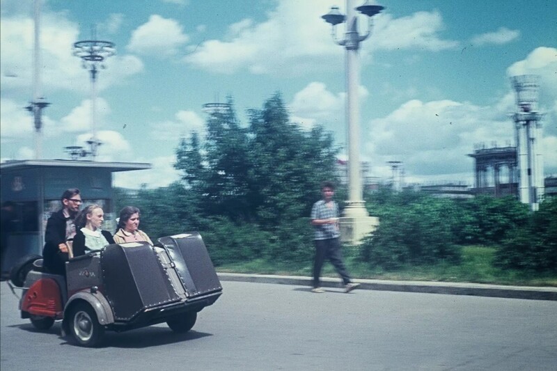 Экскурсионный мотороллер «Тула» на территории ВДНХ, 1961 год