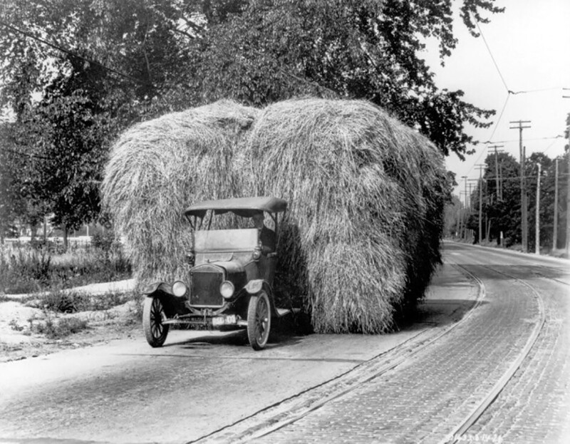 4 тонны сена на грузовичке Ford Model-T. США, 1921 г.