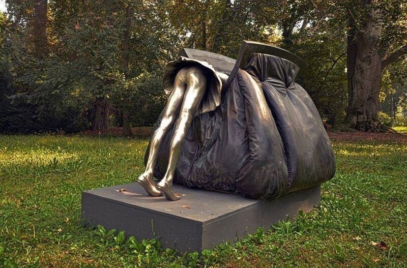 2. Памятник женской сумочке, Италия