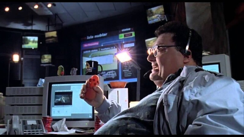 В одной из сцен в диспетчерской в маленьком видеоокне на компьютере Недри идет фильм "Челюсти". Это отсылка к другому фильму Спилберга