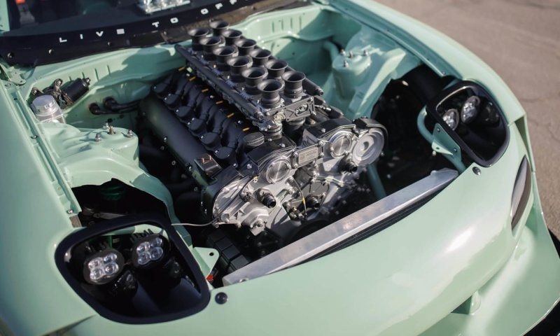 Безумная Mazda RX-7 получила могучий двигатель V12 от Pagani Zonda
