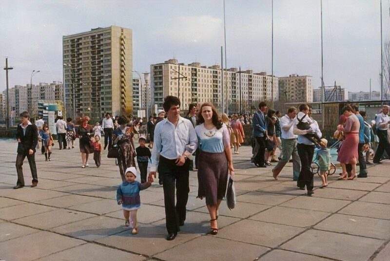 День города в Тольятти, 1981 год.  Площадь у Дворца Спорта "Волгарь".