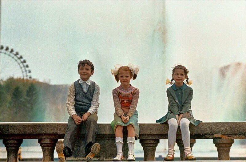 Дети на фоне фонтана в Парке Горького. Москва, 1983 год.