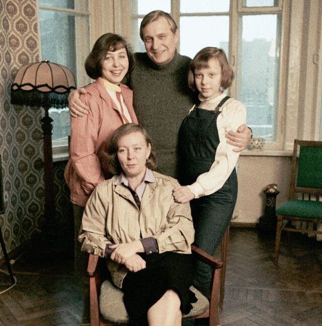 Олег Басилашвили с женой Галиной и дочерьми Ольгой и Ксюшей, 1985 год