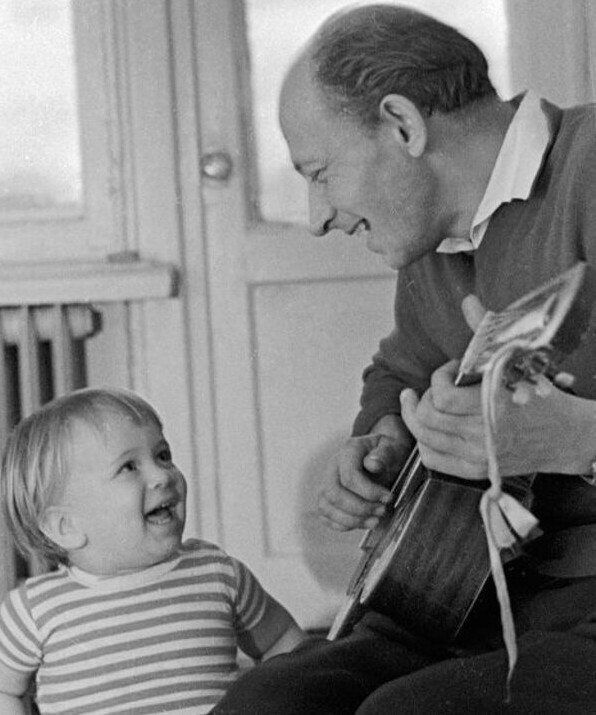 Евгений Евстигнеев с двухлетним сыном Денисом, 1964 год