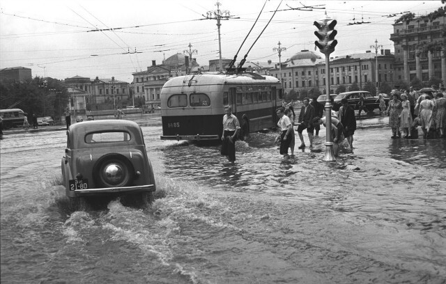 Июльский дождь. 1950-е годы. Фото Б. Косарева