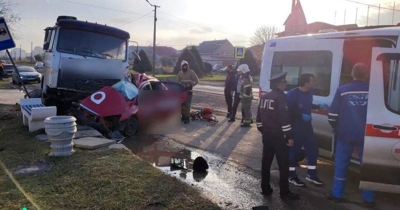 Авария дня.  В Евпатории в результате столкновения с бетономешалкой погиб таксист