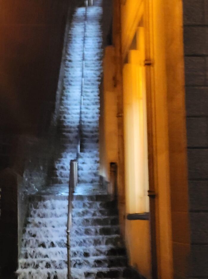 21. Это лестница Иакова в Фалмуте, Великобритания, 3 ноября 2022 года во время сильного ливня