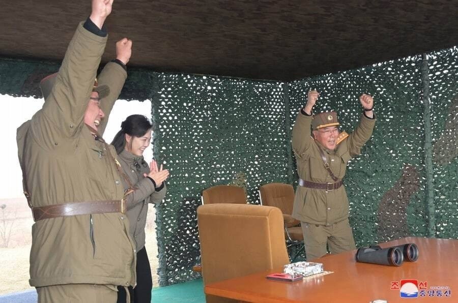 "Любит гаджеты и оружие": Ким Чен Ын впервые показал на публике свою дочь