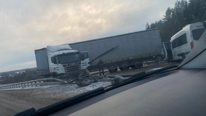 Микроавтобус и фура столкнулись на трассе в Нижегородской области