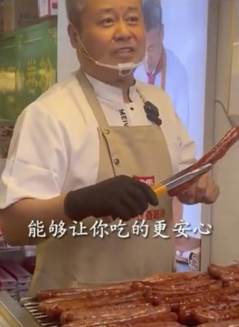 Бывший китайский миллионер продаёт сосиски на улице