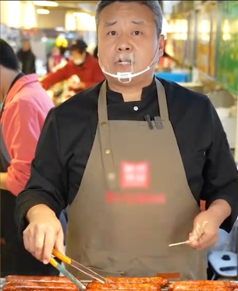 Бывший китайский миллионер продаёт сосиски на улице