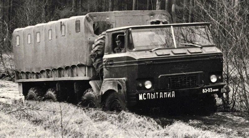 Экспериментальные плавающие грузовики «Урал» с колёсной формулой 6х6