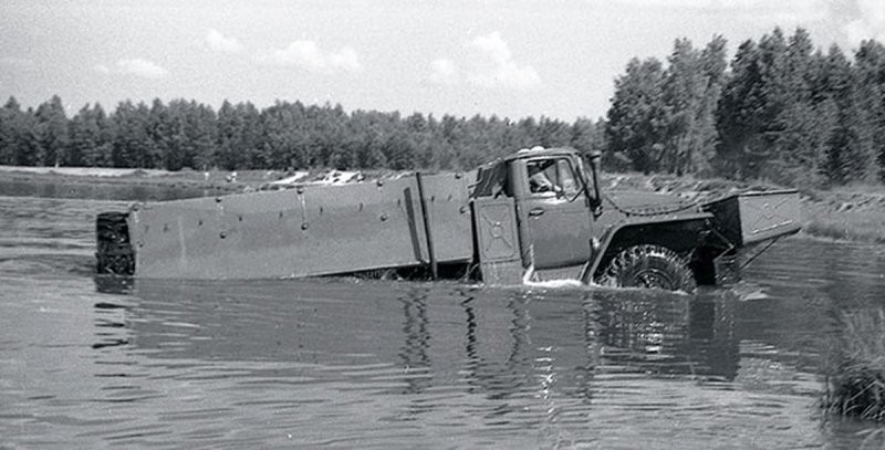 Урал-375П выходит на мелководье