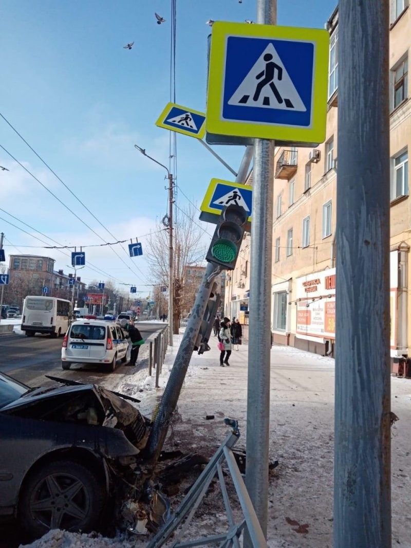 В Омске светофорный столб спас пешеходов от серьёзных травм