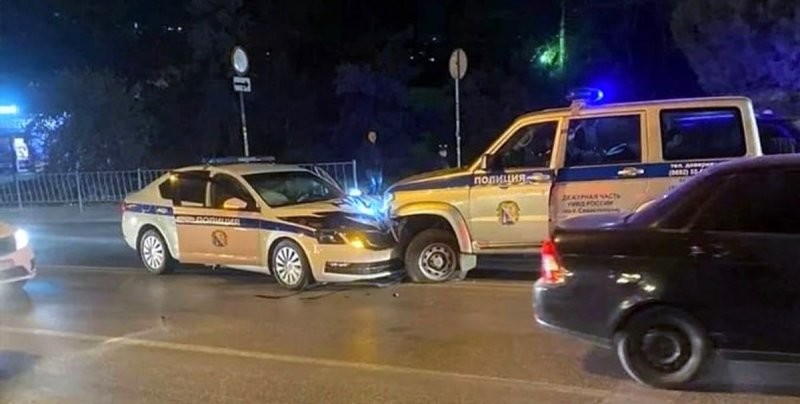 Нарочно не придумаешь: лобовое столкновение двух полицейских автомобилей в Севастополе
